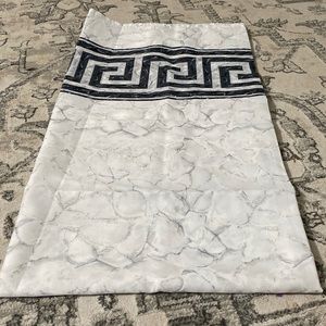 Shower curtain in white, gray and black